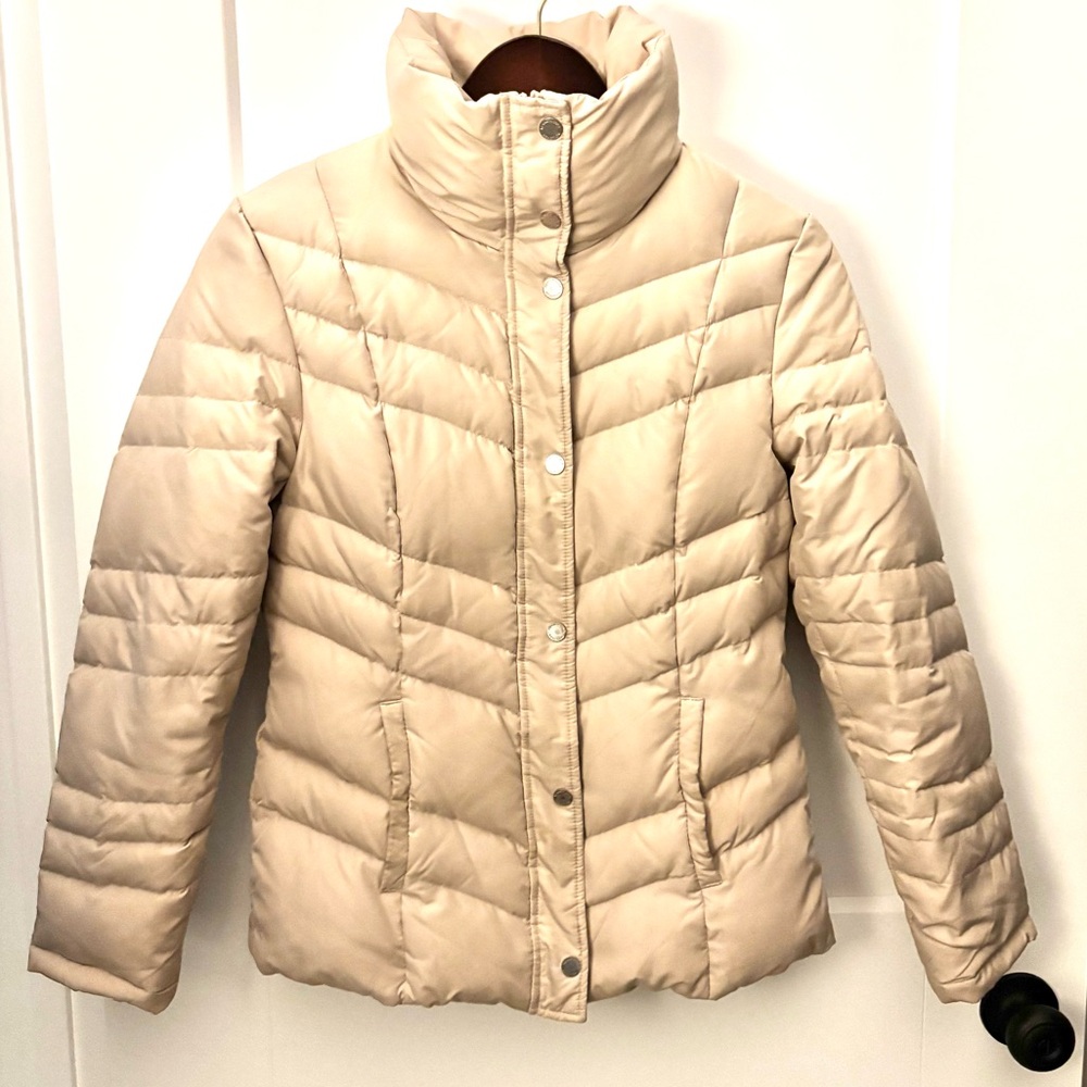 KENNETH COLE REACTION BEIGE QUILTED DUCK DOWN TWO WAY CLOSER ZIPPER & SNAPS SZ S - Picture 2 of 15